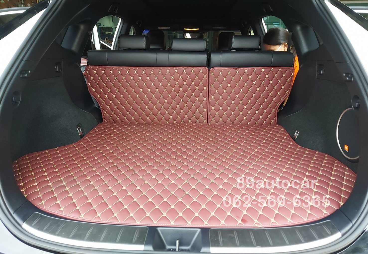 พรมรถยนต์ Toyota Harrier 2015 ปูพรม7D สีแดงเลือดหมู เสริมด้วยพรมดักฝุ่นสีครีม