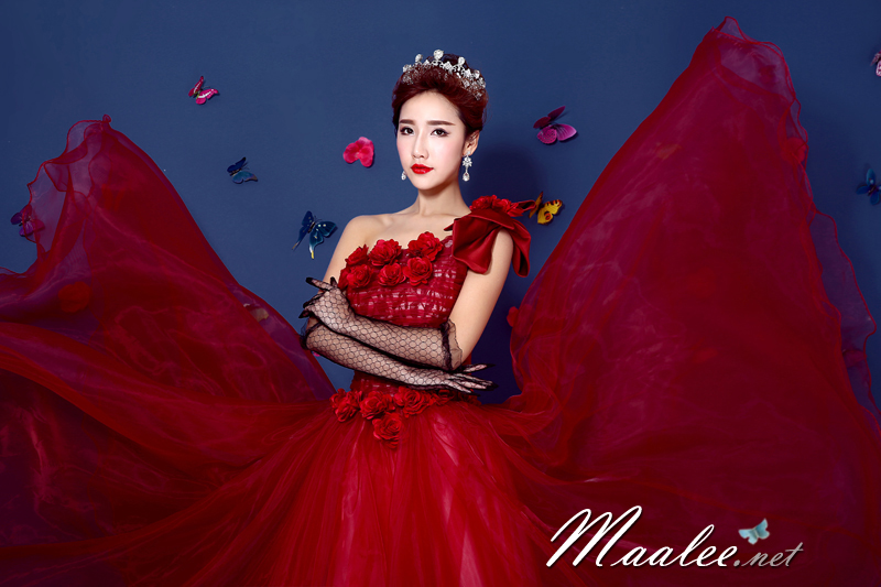 พร้อมเช่า ชุดแฟนซี ชุดราตรียาว สีแดง ไหล่เฉียง ตัวชุดเป็นผ้าแก้ว แต่งดอกสวย ไหล่ซ้ายมีโบว์ เชือกผูกหลัง