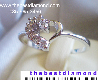 BR073RD===แหวนหัวใจสื่อรัก=== วงนี้น่ารักมากๆๆ เพชรไม่ใหญ่เกินไป แบบดูดีมีดีไซน์ ไม่ล้าสมัย ใส่ได้นาน ตัวเรือนเพรียวบาง ใส่ติตนิ้วได้ตลอดเลยค่ะ