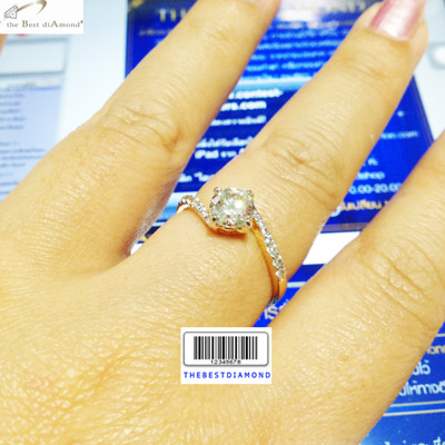 BR433+++แหวนชู 1 กะรัต ตรงกลางเพชรCZกลมยกสูง บ่าข้างเอี้ยวๆ สวยมากๆๆ ดูดี เพชรประกายแวววับ วิ๊งๆ เหมือนจริงสุดๆๆ