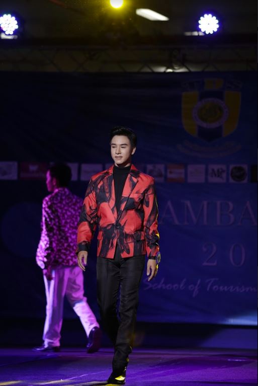 พร้อมเช่า เสื้อสูทชาย สีแดงดำ พิมพ์ลายหินอ่อน กับกางเกงสแลคดำ