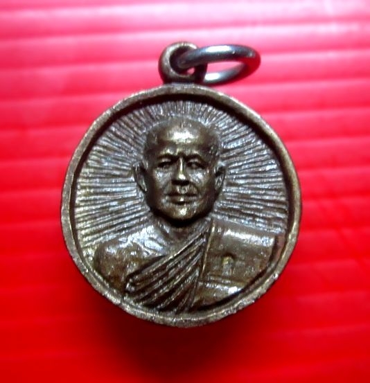เหรียญหล่อ หลวงพ่อเสือ วัดดอนยายเผือน จ.สิงห์บุรี ตอกโค๊ดสวย ปี2540 เนื้อทองเหลือง