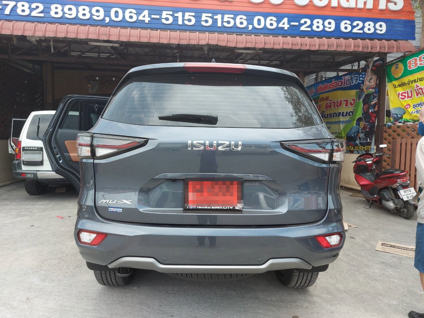 พรมรถยนต์ All New Isuzu Mu-X 2021 ปูพรม7D สีดำทอง + ไวนิลสีเทา เข้ารูป