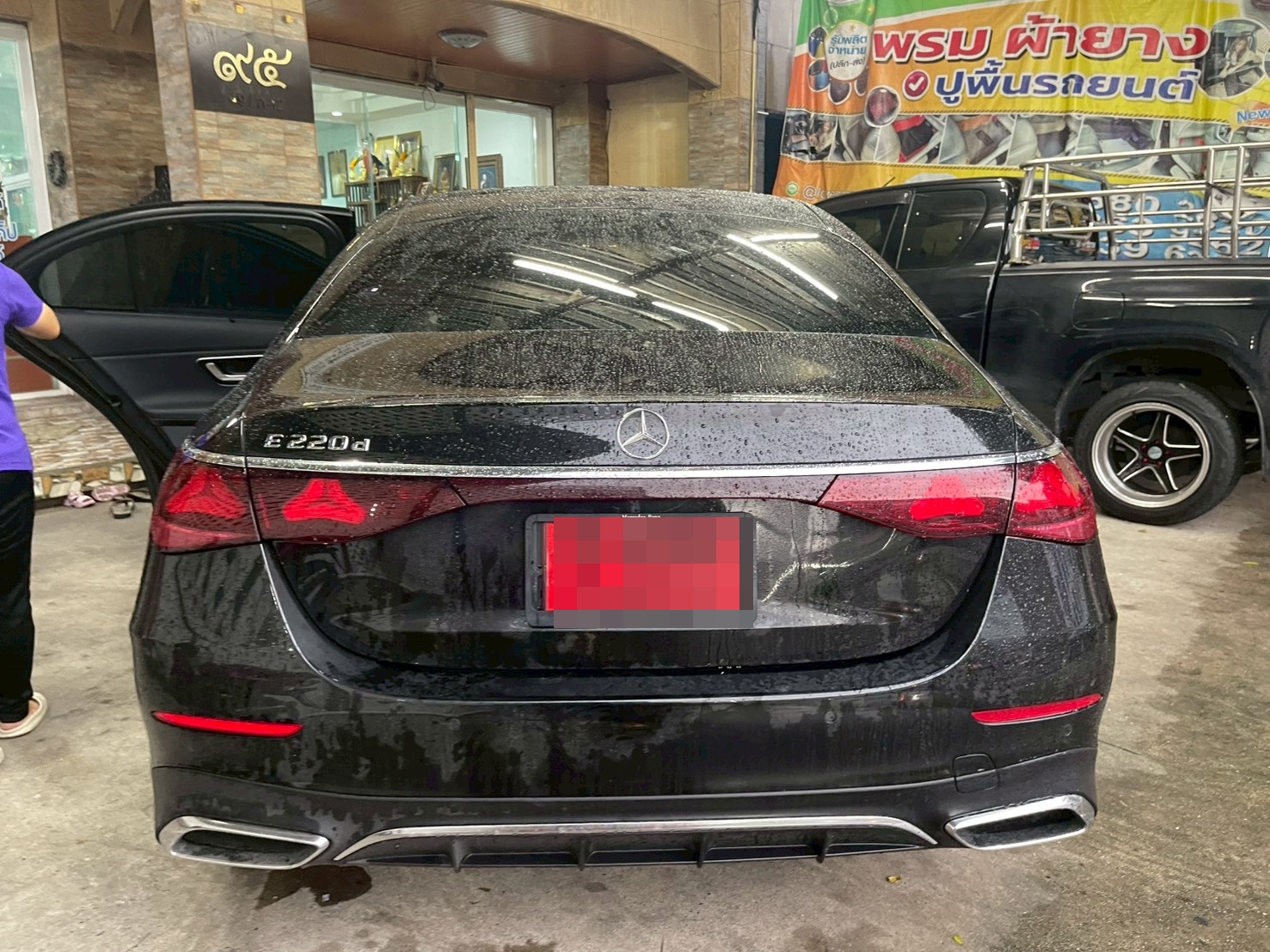 พรมรถ Benz E220d W214 2025 ปูพรมVVIP สีน้ำเงินด้ายทอง เต็มคัน เสริมด้วยพรมดักฝุ่นสีดำ