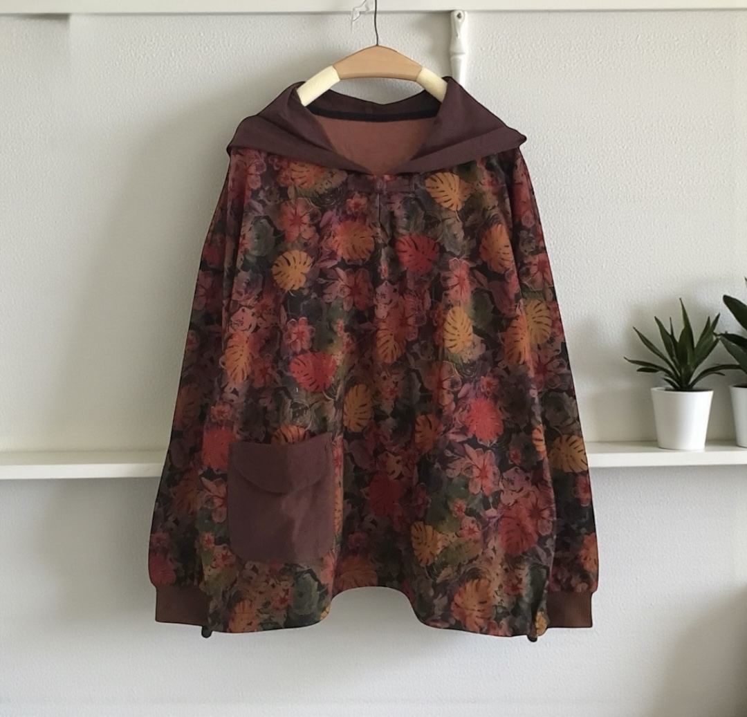 เสื้อฮู้ดลายใบไม้โทนอบอุ่น🍂แต่งกระเป๋า