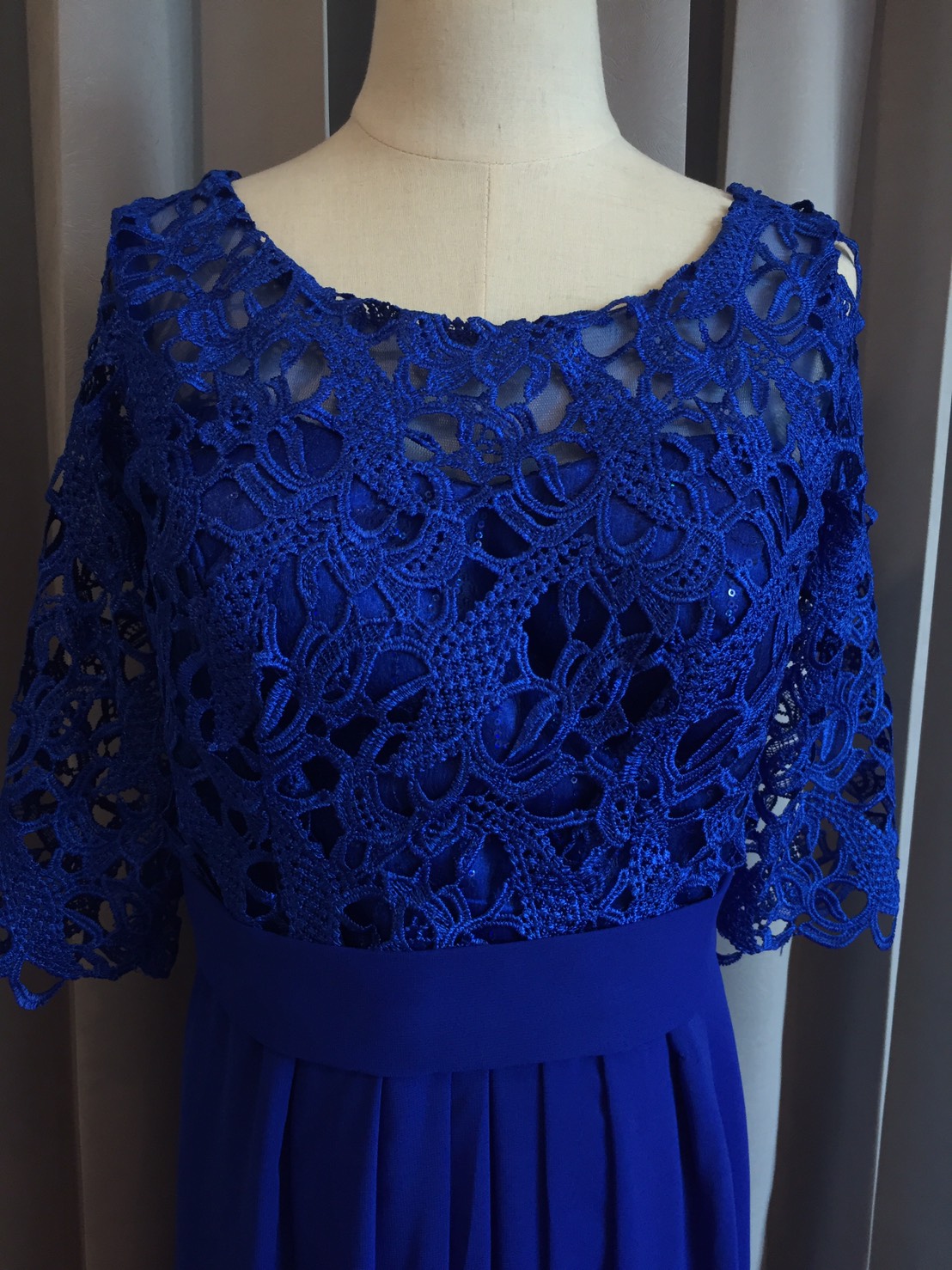 พร้อมเช่า ชุดราตรียาว สีน้ำเงิน แขนสามส่วน ลูกไม้ฉลุ กระโปรงผ้าชีฟอง