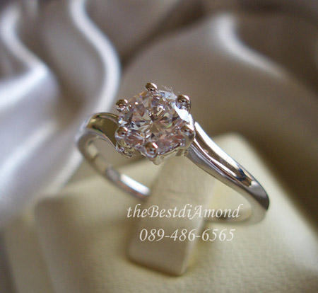 BR952RD+++แหวนเพชรเม็ดเดี่ยวขนาดกลาง+++เรียบ หรูหรา ดูดีมีระดับ ใส่แทนแหวนแต่งงานได้เลย เพชรตรงกลางขนาด 50 สต(5.2 mm)เพชรวิ๊งๆเลยค่ะ