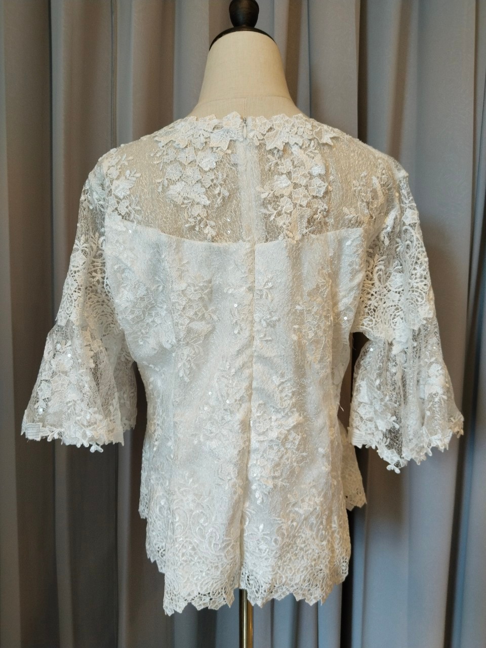 พร้อมเช่า เสื้อลูกไม้สีขาว คอกลม แขนสามส่วนแต่งระบาย ซิปหลัง (เฉพาะเสื้อ)