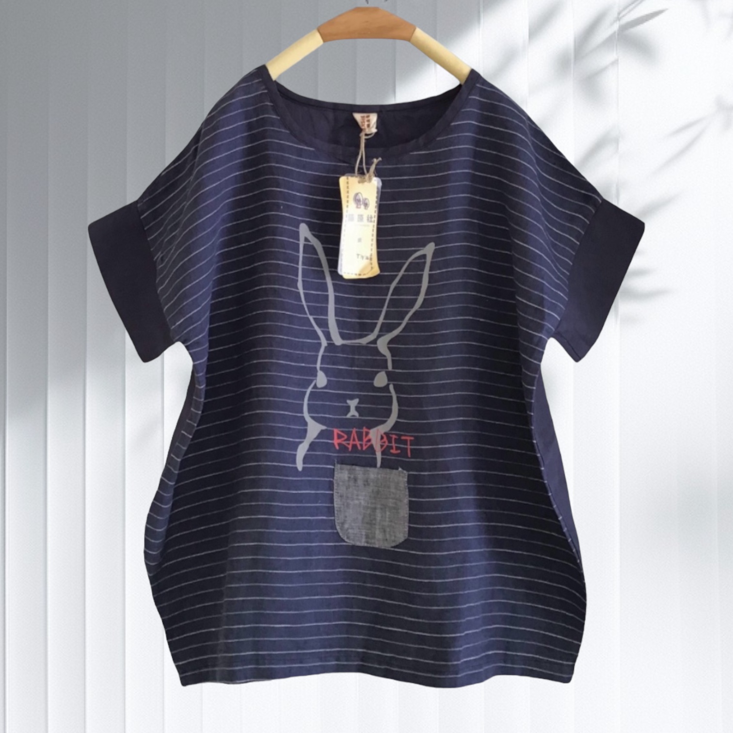 เสื้อผ้าลินินลายทางสกรีนลายกระต่ายแต่งกระเป๋า