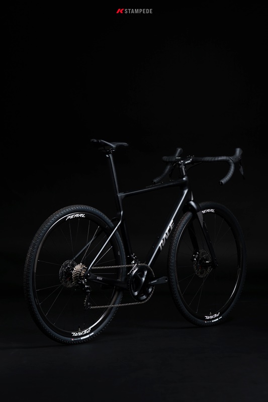 2026 KAZE RACE STAMPEDE Smart Version | กราเวลไบค์คาร์บอน T1000/800 ชุดขับ Shimano 105 2x11 Speed — ลุยได้ทุกเส้นทาง น้ำหนักเบา 8.85 กก. 🚵♀️