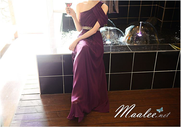 พร้อมเช่า ชุดราตรียาว เกาะอกไหล่เดียว อกจับจีบ เปิดไหล่ซ้ายแบบเปรี้ยว ปักเลื่อมช่วงเอว สีม่วง