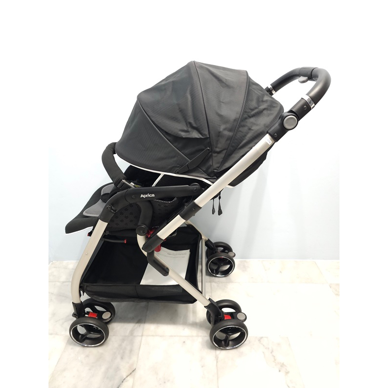 Aprica Optia Cushion สีดำ มือจับหุ้มหนัง