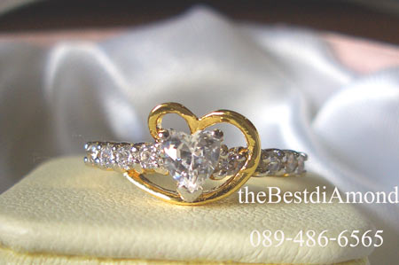 BR411+++แหวนหัวใจ ล้อมรัก+++ ดีไซน์ น่ารัก ตรงใจคู่รักมากๆ ใช้เพชรหัวใจขนาด 50 สต( 5*5 mm) อยู่ตรงกลาง และมีขอบทองล้อมเพชรหัวใจอีกที น่ารักม๊ากมากๆๆ