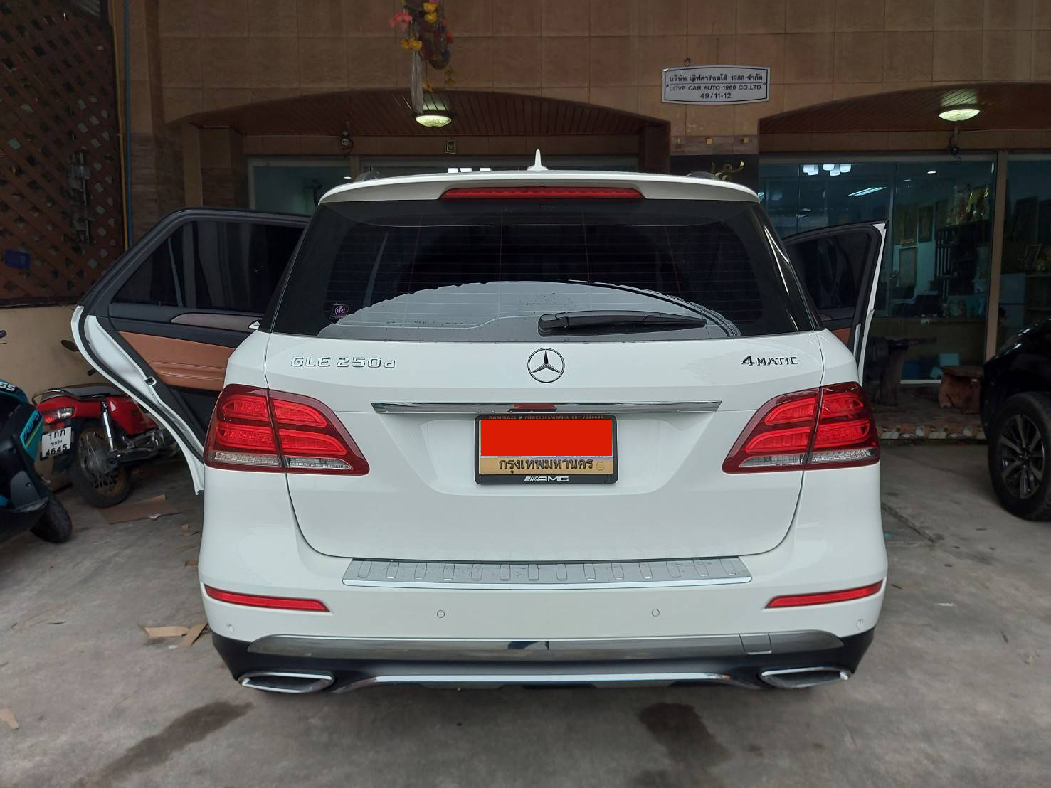 ขายพรมรถยนต์ Benz GLE250d ปูพรมหกดี สีกาแฟ เต็มคัน