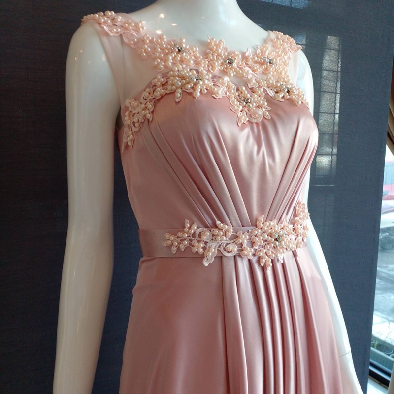 พร้อมส่ง ชุดราตรียาว แขนกุด สีชมพู เนื้อผ้ามันใส่สบาย แต่งมุกปักเลื่อมสวยหรูทั้งอกและเอว