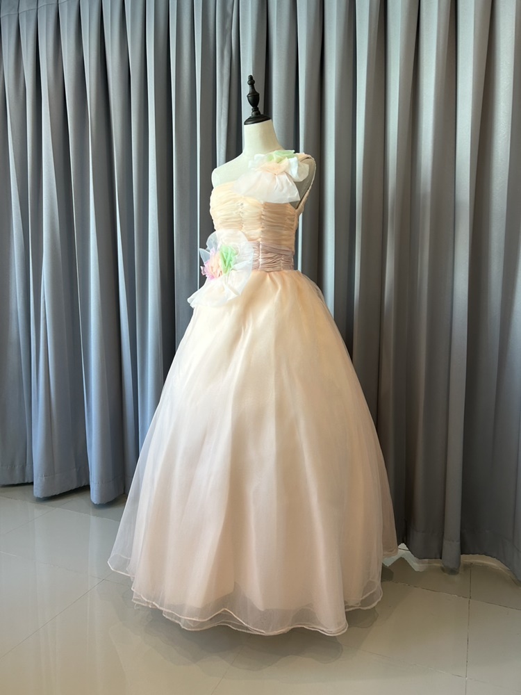 พร้อมเช่า ชุดแฟนซี ชุดราตรียาว ไหล่เฉียง สีชมพูอมส้ม Pastel สวยหวาน กระโปรงผ้าแก้วน่ารักมาก