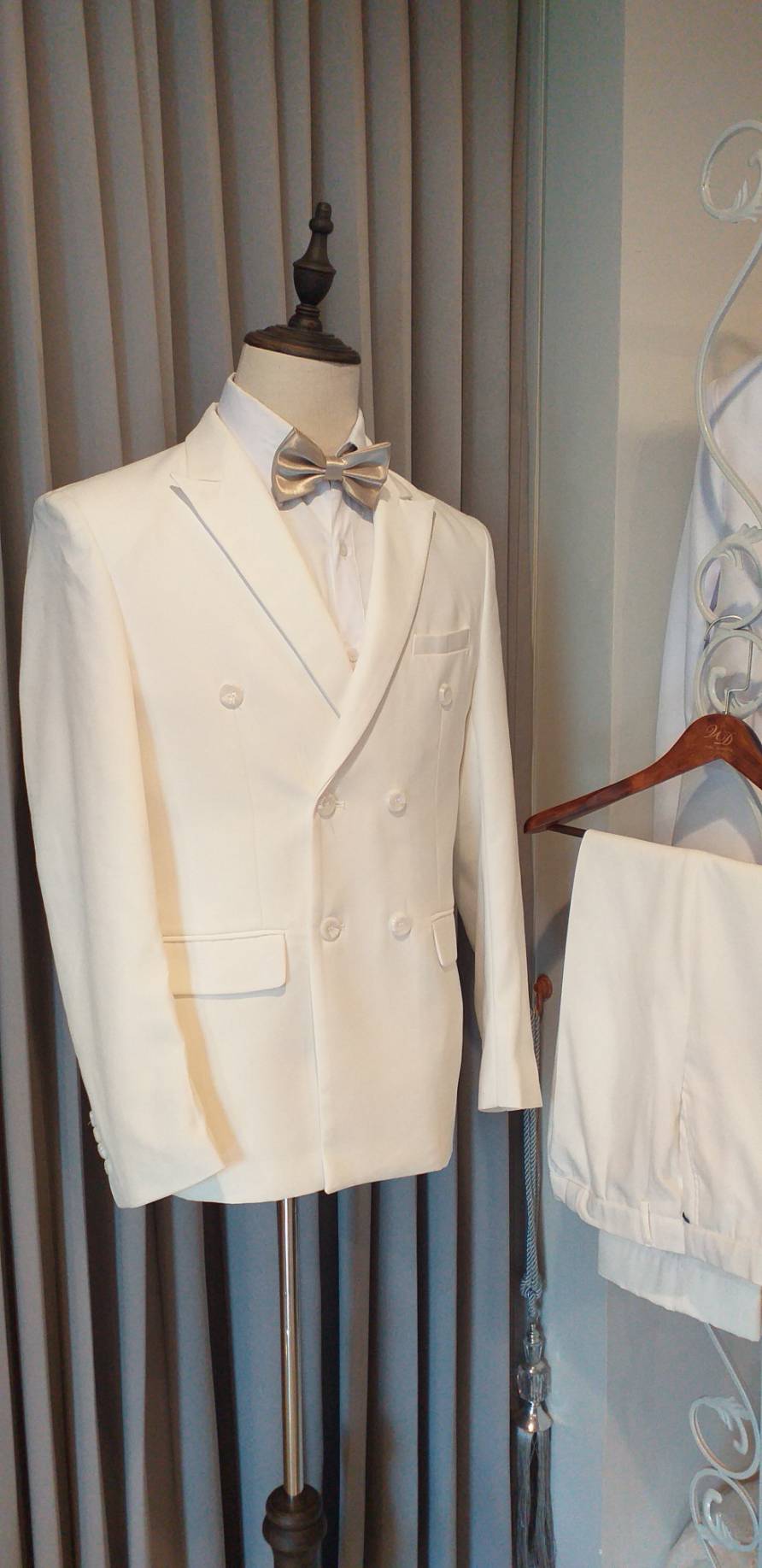พร้อมเช่า ชุดสูทชาย สีขาว กระดุม 2 แถว