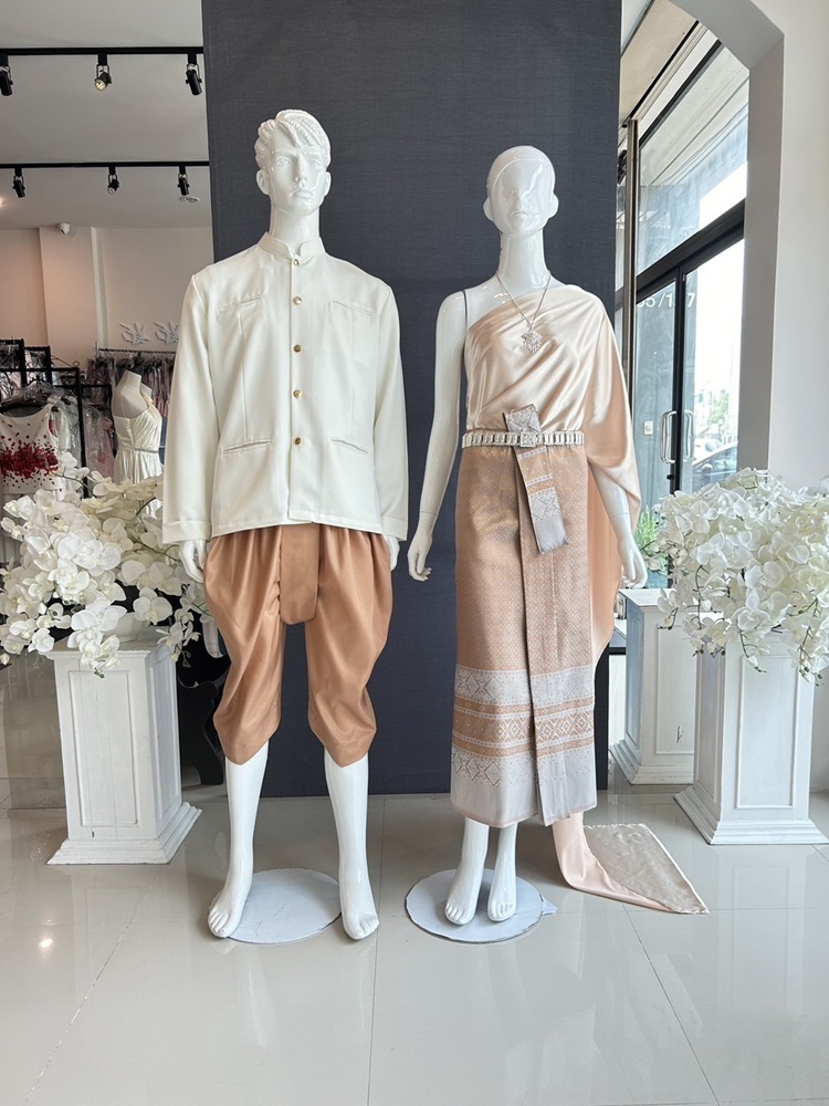 เช่า ชุดไทย ชุดเพื่อนเจ้าสาว ชุดไทยผ้าถุงสีเทาชาเงิน สไบสีทอง