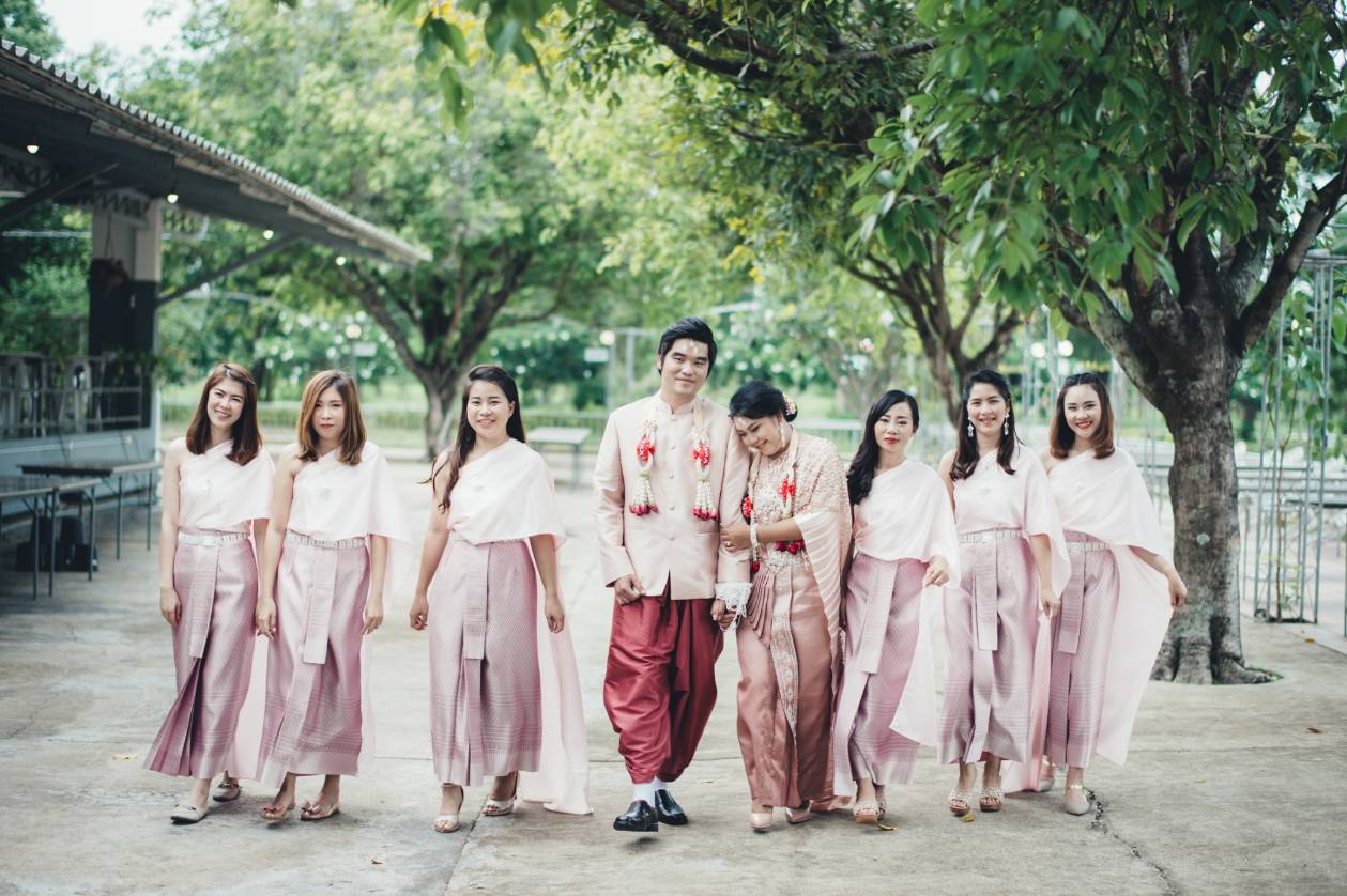 เช่า ชุดไทย ชุดเพื่อนเจ้าสาว ชุดไทยผ้าถุงสีกลีบบัว สไบเรียบสีชมพูอ่อน