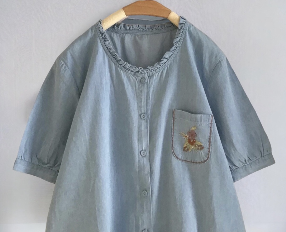 เสื้อยีนส์บางแต่งกระเป๋าลายปัก