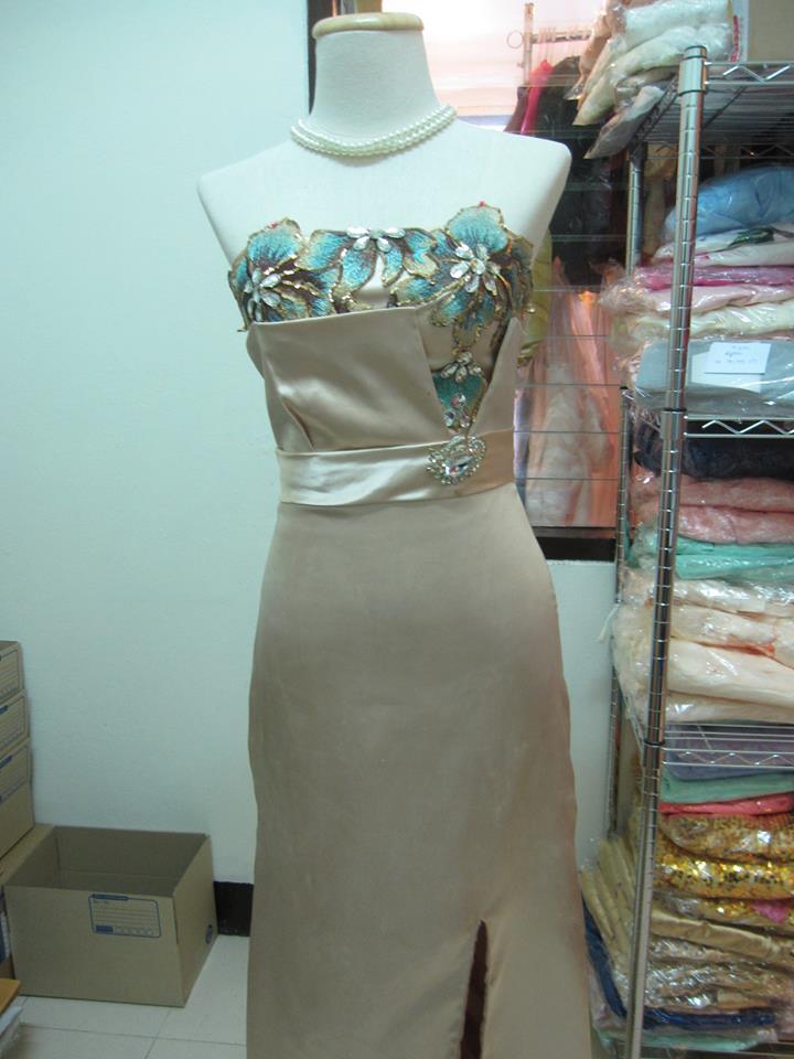 พร้อมเช่า ชุดราตรียาว สีทอง เกาะอกลูกไม้ปัก ทรงหางปลา ผ้าซาติน