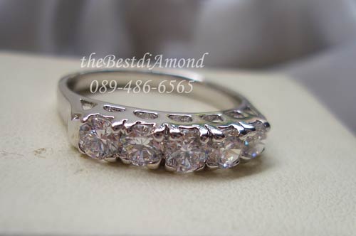 BR964RD+++แหวนแถวหนามเตย 5 เม็ด+++แหวนแถวแบบยอดนิยม ทุกยุคทุกสมัย ฝังแบบหนามเตย เป็นแหวนแถวแบบเรียบๆแต่ดูดี ขนาดเพชร 12 ตัง