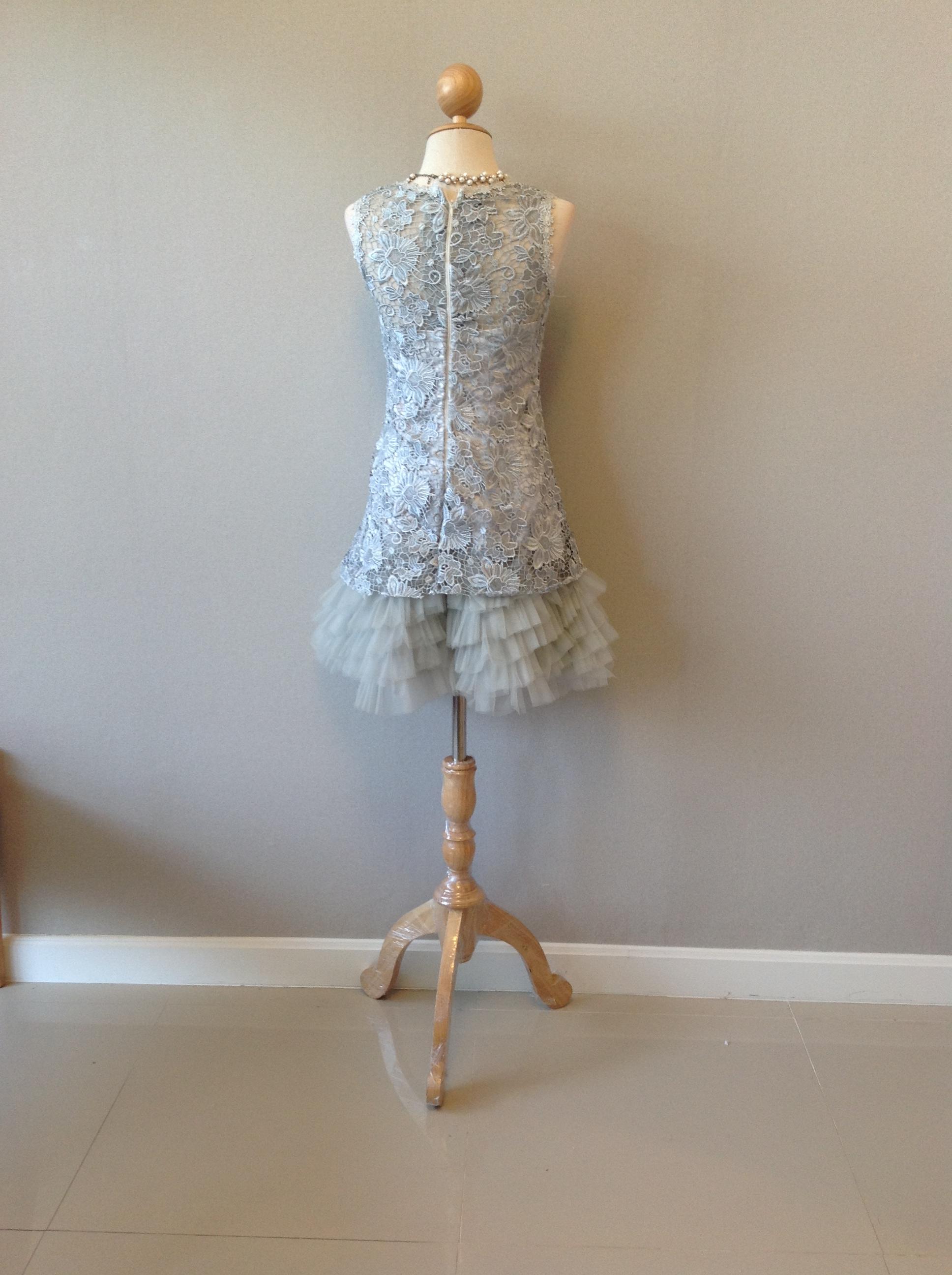 พร้อมเช่า ชุดราตรีสั้น แขนกุดลูกไม้ กระโปรงแต่งระบายสวยหรู สีเทา