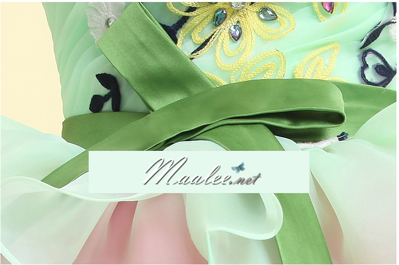 พร้อมเช่า ชุดแฟนซี ชุดราตรีสั้น เกาะอก สีเขียว กระโปรงระบายสีชมพูหวาน อกจับจีบแต่งลายสวย