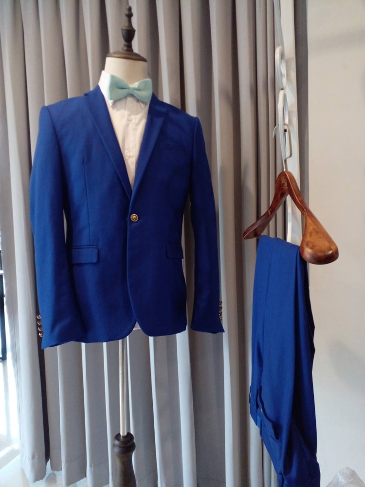 พร้อมเช่า ชุดสูทชาย สีน้ำเงินเข้ารูป แต่งกระดุมทอง (ไม่มีเสื้อกั๊ก)