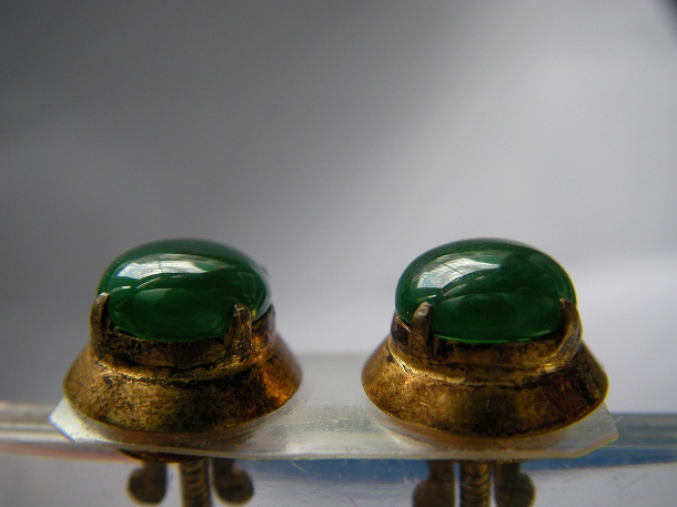 ชุดหยกพม่า jadeite แหวน + ต่างหู แหวนเนื้อเทียนแก้ว เขียวเข้ม ต่างหูเนื้อเทียน เขียวเข้ม ขนาด 8. x 9.8 x 3.8 mm.ประมาณ 5.22 ct. ราคาโทรถาม