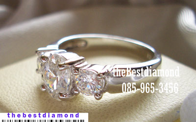 +++ แหวนเพชร 3 เม็ด ตรงกลางเป็นเพชรรูปไข่ OVal Cut สวย เรียบ หรู รหัส BR901RD+++