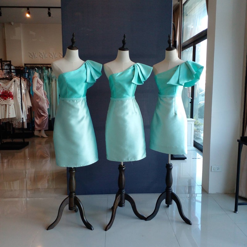 พร้อมเช่า ราตรีสั้น ไหล่เดียว ชุดเดรสเดรสเนื้อไหม ทรงเข้ารูป แต่งระบาย สีเขียวมิ้นต์