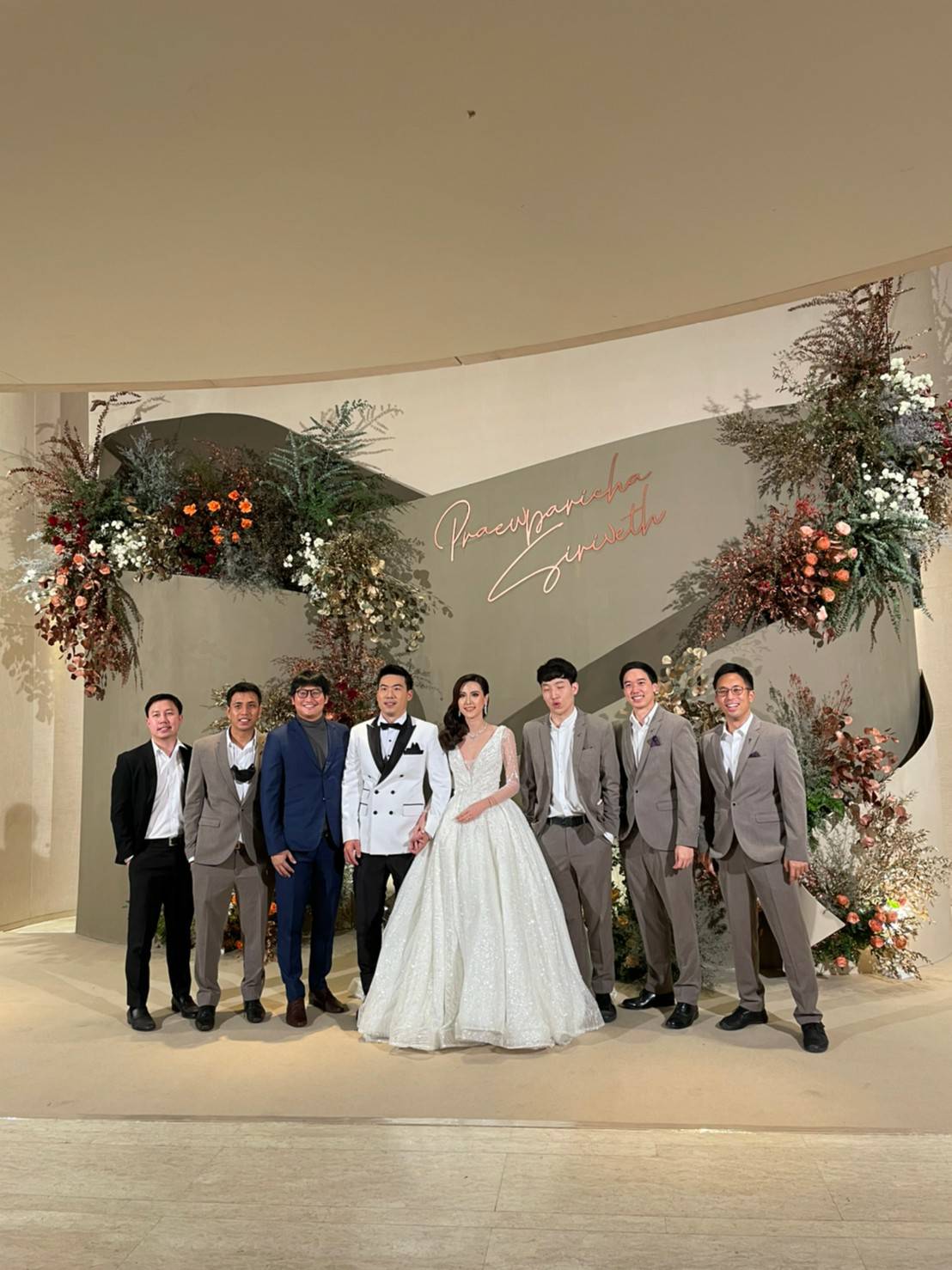 พร้อมเช่า ชุดสูทชาย สีน้ำตาล ทรงเข้ารูป สไตล์เกาหลี พร้อมเสื้อกั๊ก