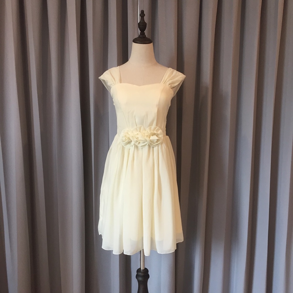 พร้อมส่ง ชุดเดรสสั้น แบบปิดไหล่ จับสม๊อกด้านหลัง แต่งดอกช่วงเอว สีครีม Champagne