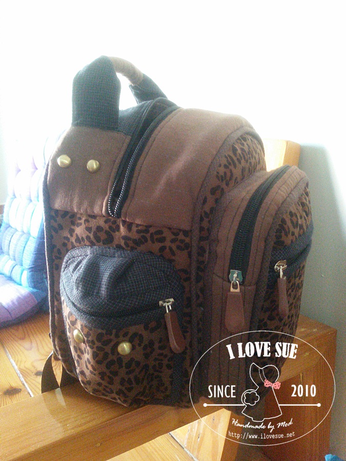 เป้ลายเสือ (old school backpack) - สั่งไม่ได้ค่ะผ้าหมด