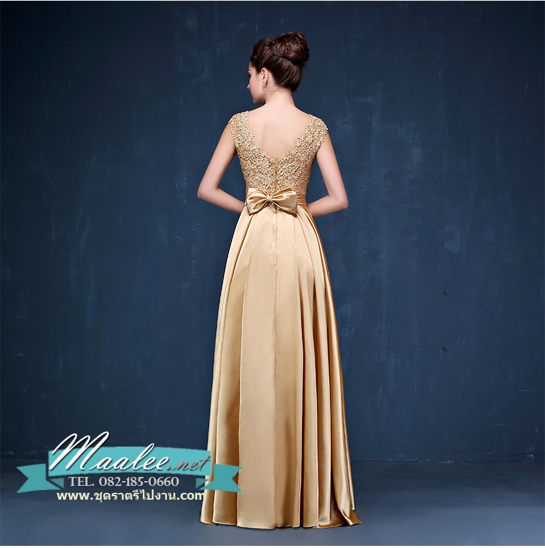 พร้อมเช่า ชุดราตรียาว แขนกุด สีทอง อกแต่งลูกไม้ กรโปรงเนื้อผ้ามัน คาดเอวคริสตัล เซ็กซี่ผ้าหลัง เพิ่มเข็มกลัดโบว์ช่วงหลัง