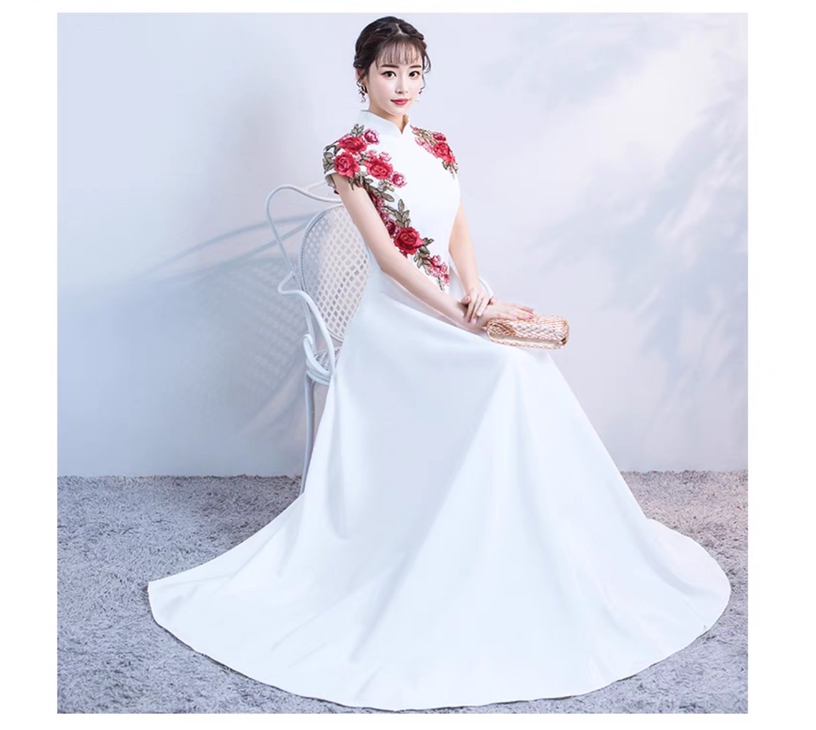 Pre-order กี่เพ้า แขนล้ำ ผ้าไหมจีน สีขาว ทอลายดอกไม้ ตัดเย็บอย่างดี