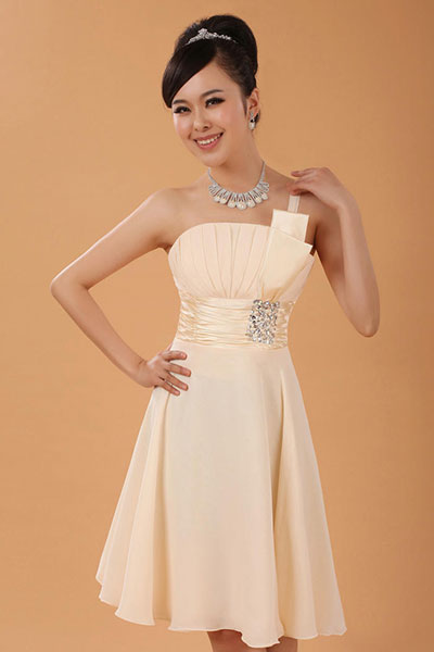 พร้อมส่ง ชุดราตรีสั้น บ่าเฉียง สีครีม Champagne จับจีบเก๋ๆที่หน้าอก คาดเอวผ้าซาตินแต่งเลื่อมหรู