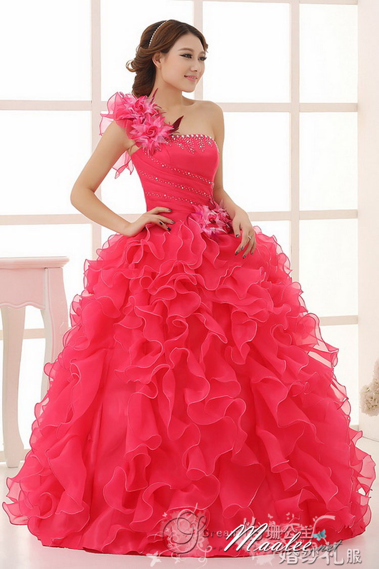 พร้อมเช่า ชุดแฟนซี ชุดราตรียาว ไหล่เฉียง สีชมพู กระโปรงระบายย้วย แต่งดอกไม้