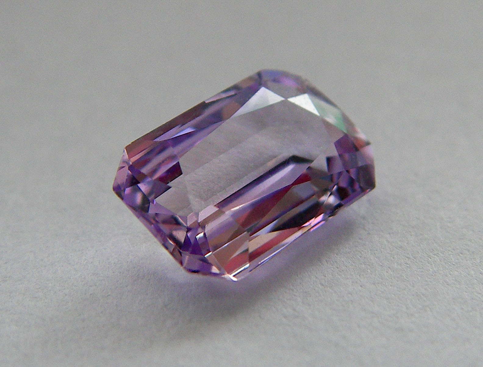 แซฟไฟร์ม่วง Purple Sapphire 紫色蓝宝石 Weight 1.34 Ct. Clarity VVS-IF .