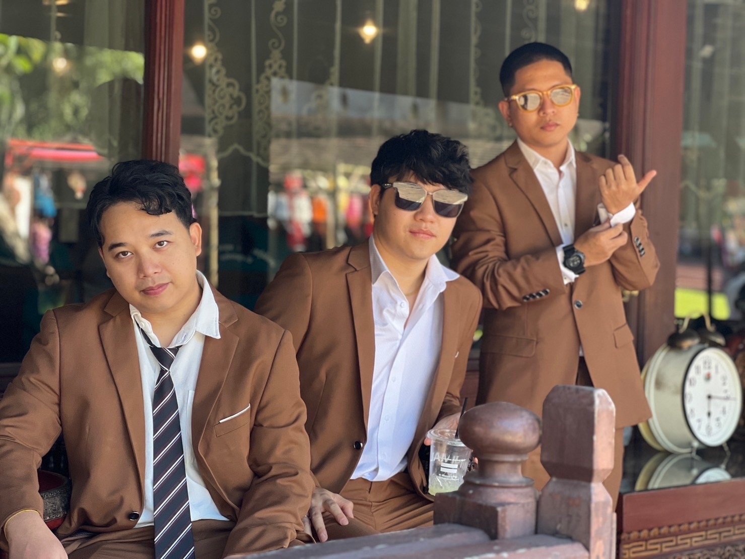 พร้อมเช่า ชุดสูทชาย สีน้ำตาล คลาสสิก รุ่นกระดุมเดียว (พร้อมเสื้อกั๊ก)