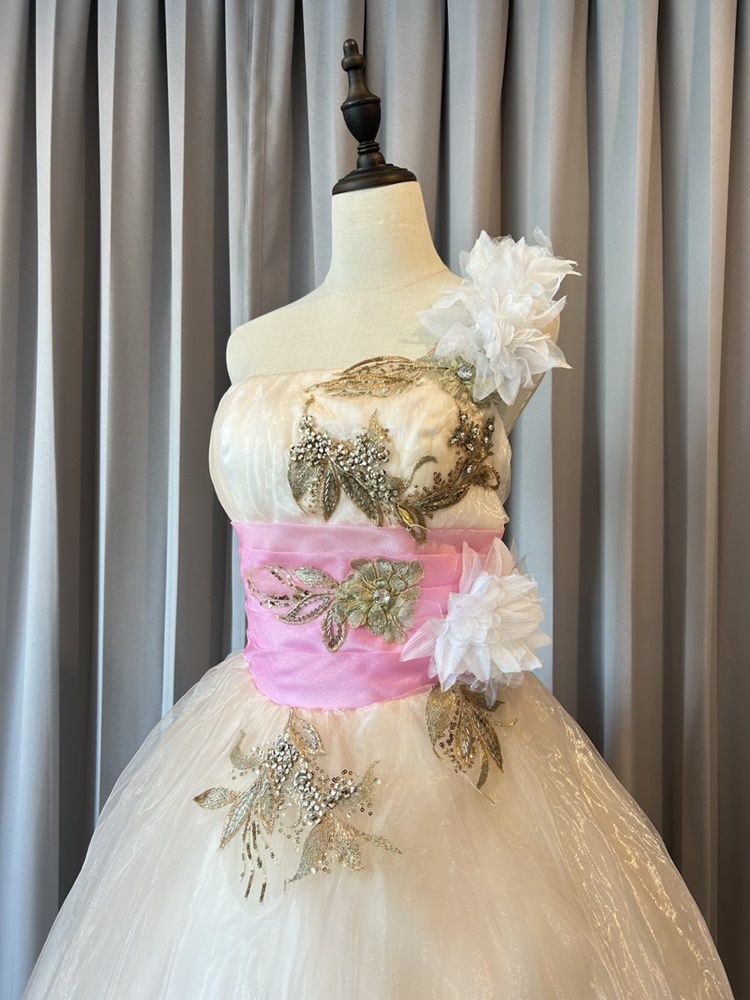 พร้อมเช่า ชุดแฟนซี ชุดราตรียาว ไหล่เดียว สีครีม Champagne แต่งดอกอกจับจีบ แต่งเลื่อม