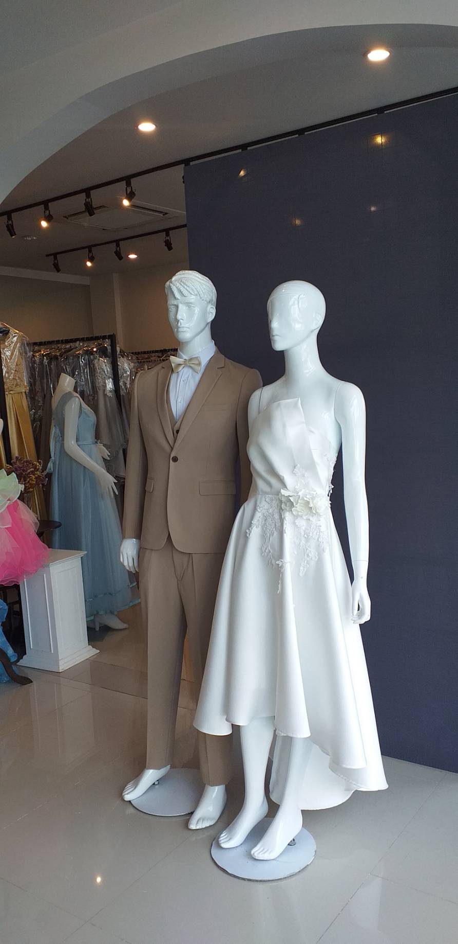 พร้อมเช่า ชุดแต่งงาน มินิมอล ชุดหมั้น เกาะอก หน้าสั้นหลังยาว