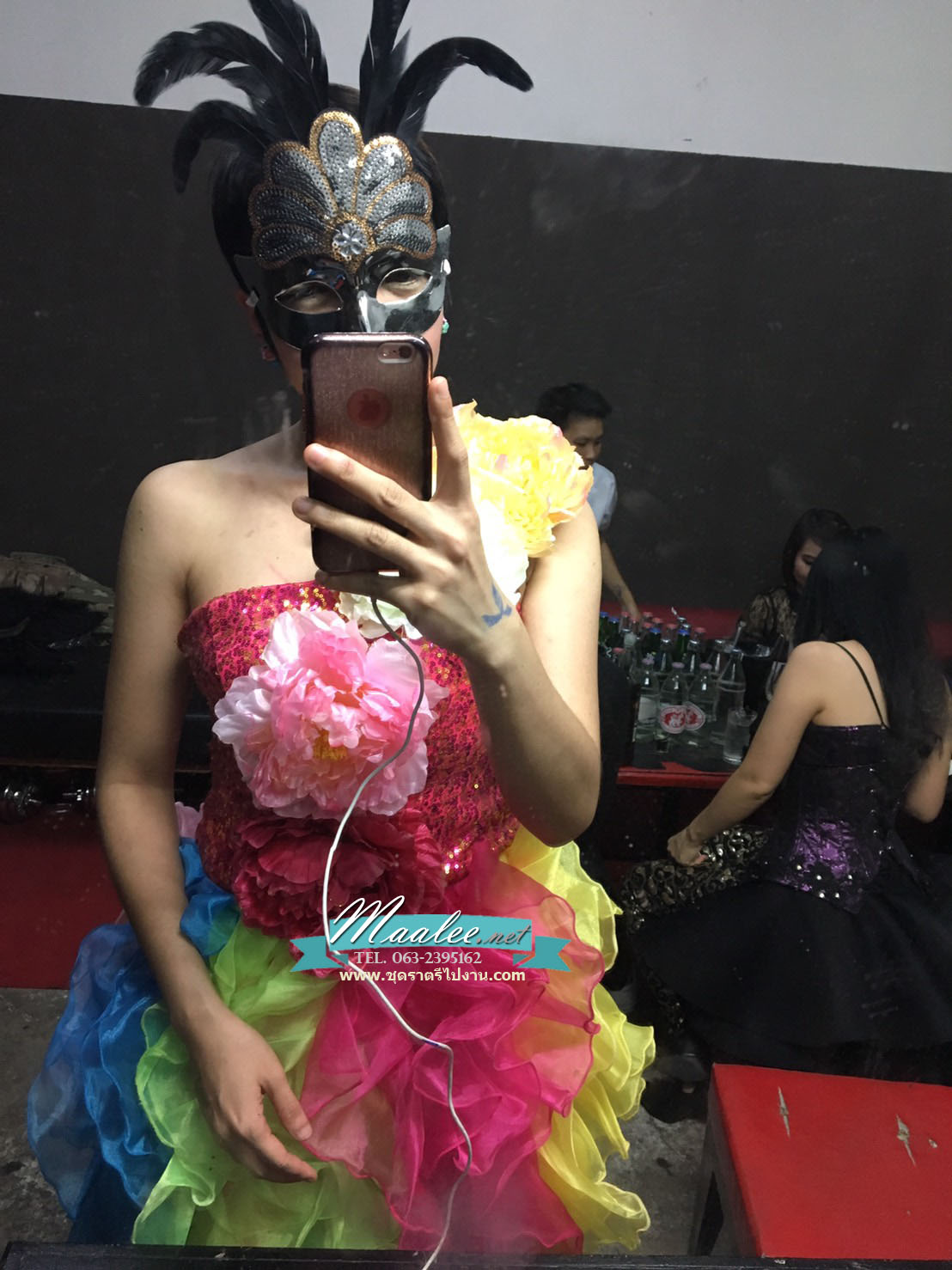 พร้อมเช่า ชุดแฟนซีสั้น ชุดราตรี ไหล่เฉียง สีรุ้ง กระโปรงระบายฟูสวย ฟรุ้งฟริ้ง