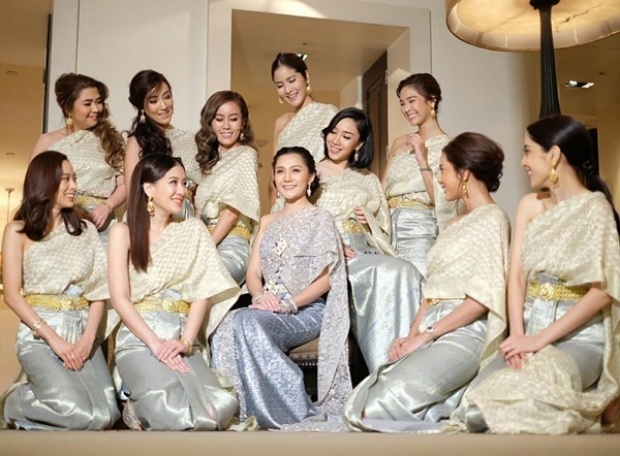 เช่า ชุดไทย ชุดเพื่อนเจ้าสาว ชุดไทยผ้าถุงสีเทาเงิน สไบเรียบ สีงาช้าง