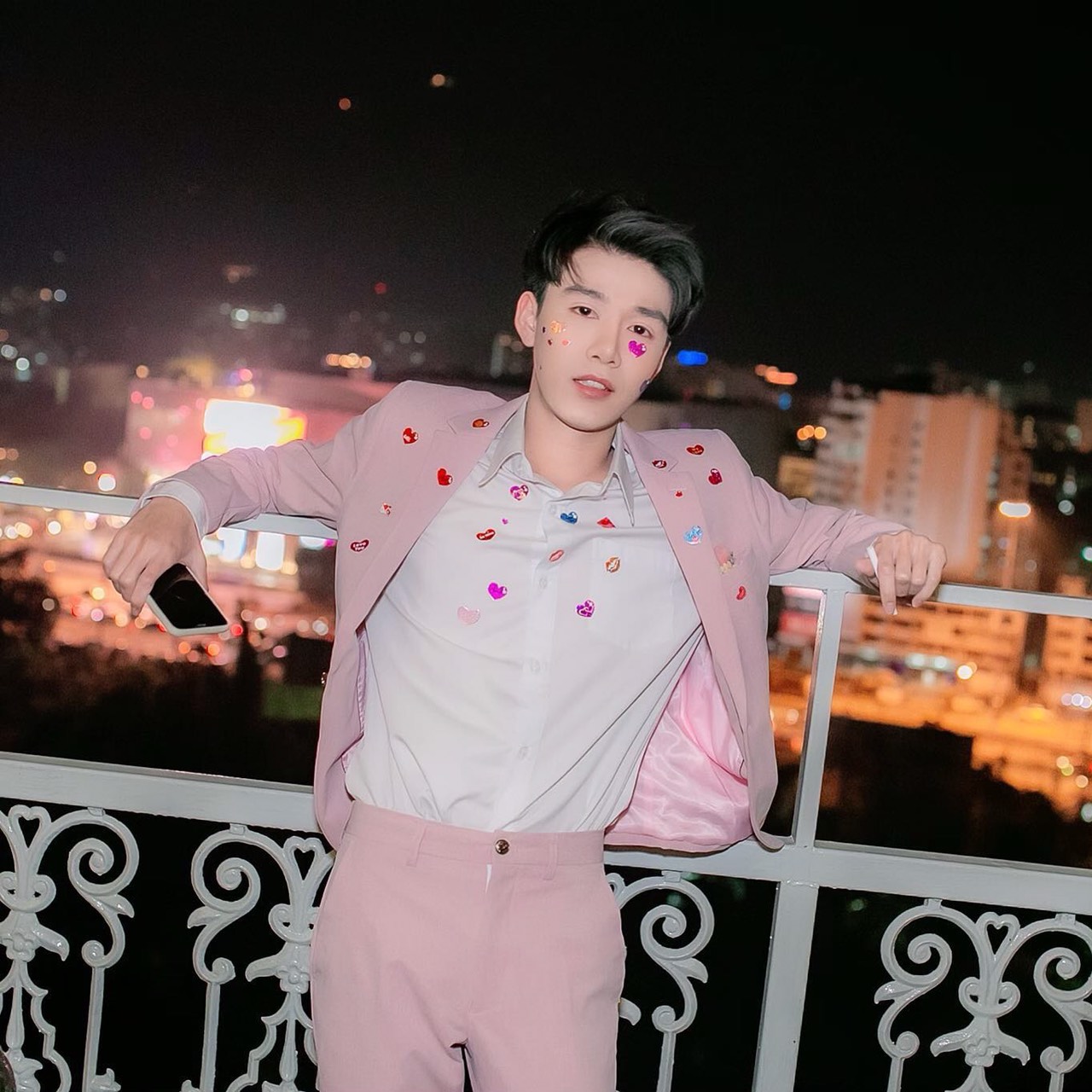 พร้อมเช่า ชุดสูทชาย สีชมพูพาสเทล Pastel Pink ทรงเข้ารูป สไตล์เกาหลี (ไม่มีเสื้อกั๊ก)