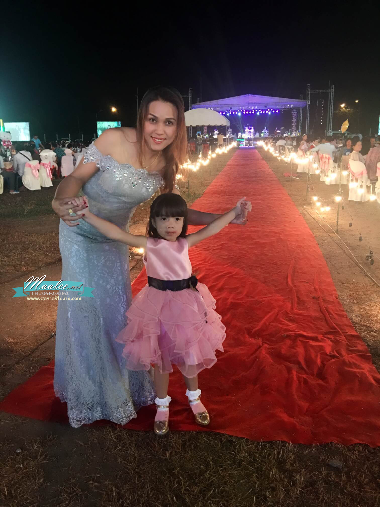 พร้อมเช่า ชุดราตรียาว แบบปาดไหล่ เข้ารูป ทรงหางปลา สีเทา ผ้าลูกไม้ แต่งเลื่อมสุดหรู (เชือกผูกหลัง)