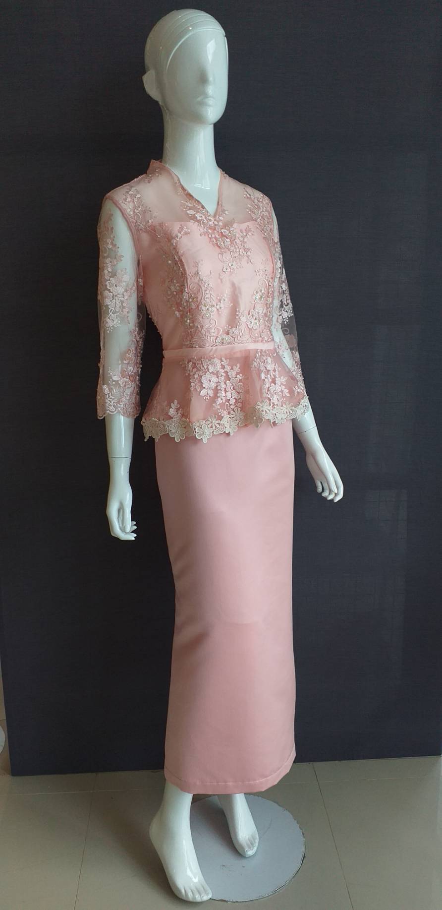 พร้อมเช่า ชุดไทยคุณแม่ เสื้อลูกไม้ ผ้าซิ่น แยกชิ้น เรียบหรู สีโอรส