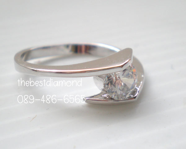 BR972RD+++แหวนเพชร CZ แบบหนีบ เม็ดเดี่ยว+++แบบยอดนิยม คลาสสิค ไม่ล้าสมัย ฝังแบบหนีบ วงนี้เพชรcz กลมขนาด 50 ตัง (5.2 มม)เพชรเล่นแสงดีค่ะ