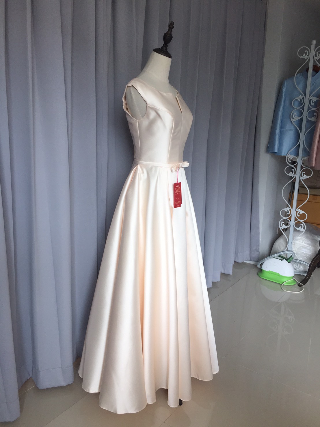 พร้อมส่ง ชุดราตรียาว แบบแขนกุด ผ้าซาตินเรียบหรู แต่งโบว์2ชั้น ช่วงเอว สีครีม Champagne (เชือกผูกหลัง)